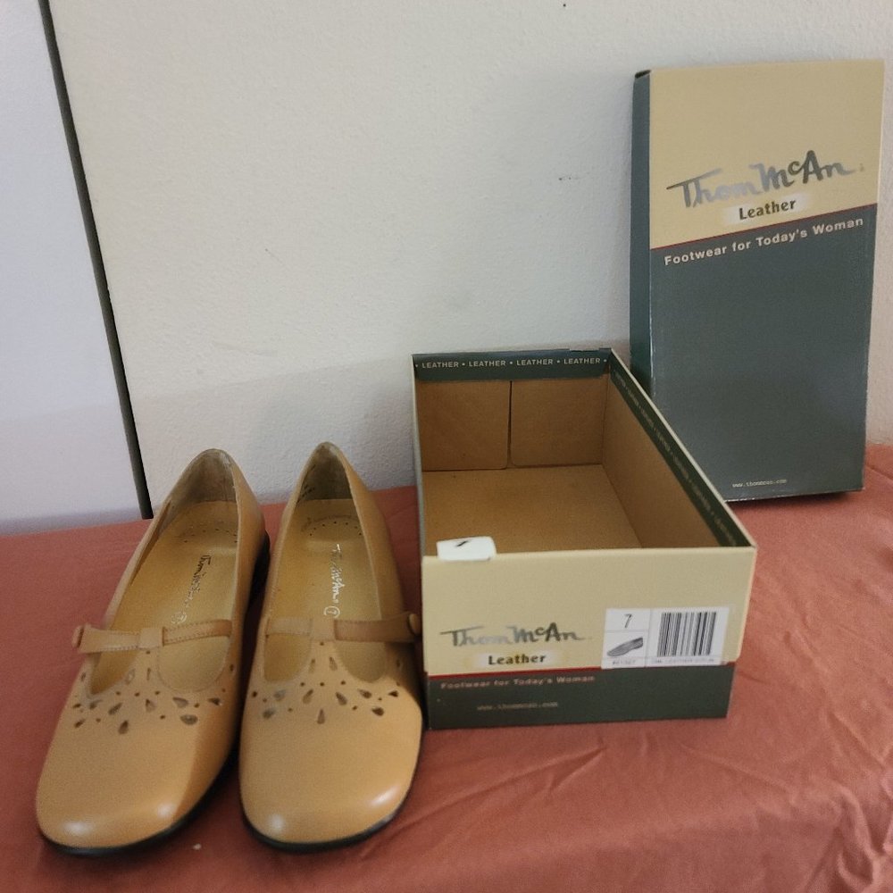 BRAND NEW Ladies Thom McAn Leather Step-In Flat Size 7 Camel Color